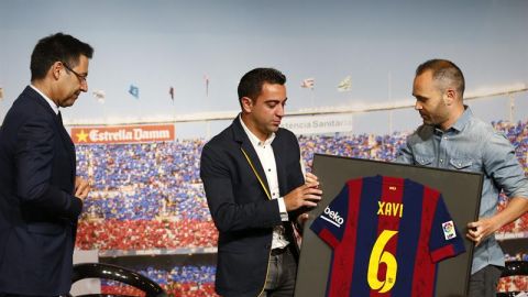 Xavi recibe un homenaje junto a Iniesta y Bartomeu
