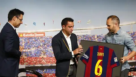Xavi recibe un homenaje junto a Iniesta y Bartomeu Xavi recibe un homenaje junto a Iniesta y Bartomeu