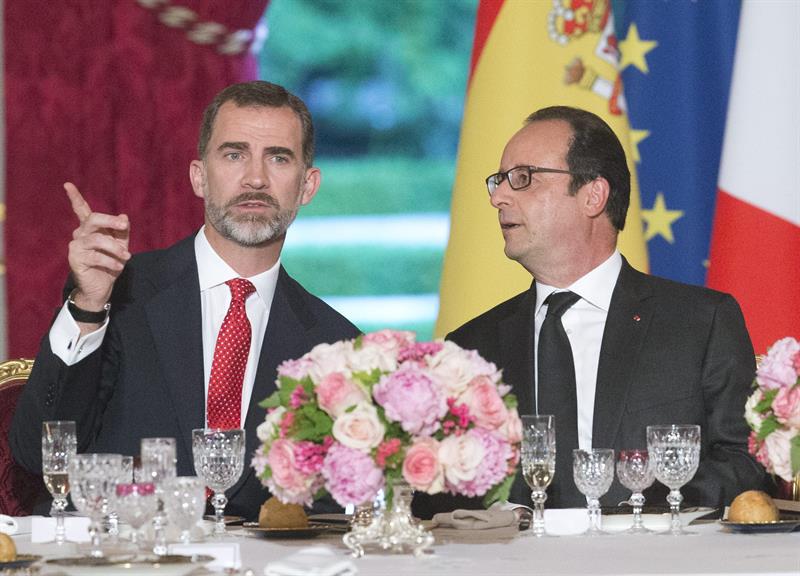 Propios y extraños: "Que Royal acompañara a Hollande fue un gesto de cortesía hacia los Reyes" Propios y extraños: "Que Royal acompañara a Hollande fue un gesto de cortesía hacia los Reyes"