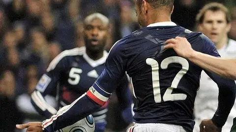 Polémica mano de Henry en la repesca ante Irlanda Polémica mano de Henry en la repesca ante Irlanda