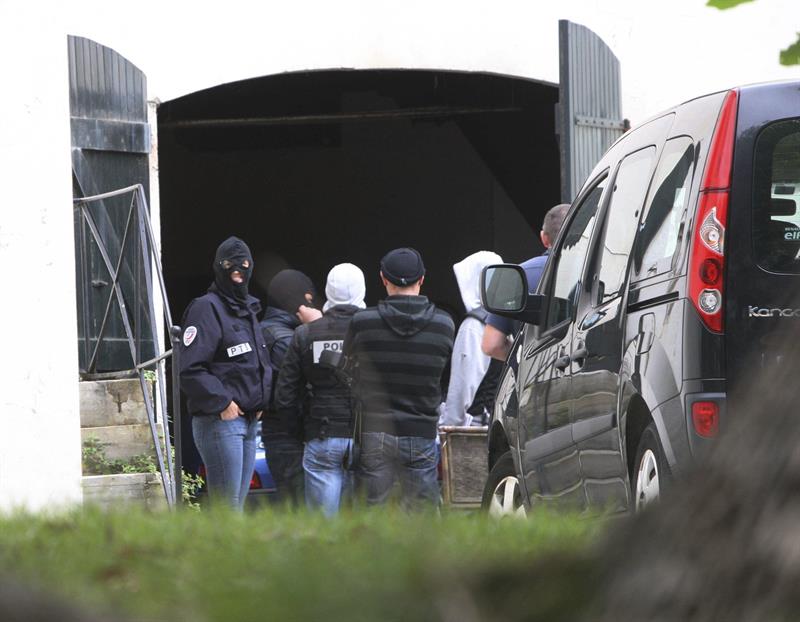 ETA anuncia que mantiene "todos sus compromisos" pese a las últimas detenciones ETA anuncia que mantiene "todos sus compromisos" pese a las últimas detenciones