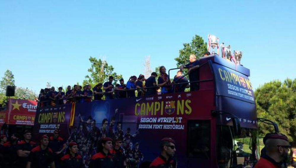 Celebración del triplete en el autobús del Barça