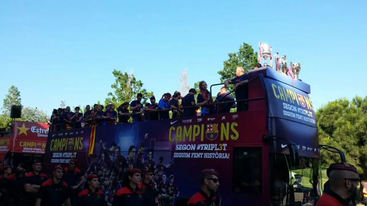 Celebración del triplete en el autobús del Barça