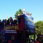 Celebración del triplete en el autobús del Barça
