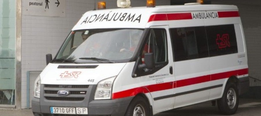 Ambulancia saliendo del hospital Ambulancia saliendo del hospital