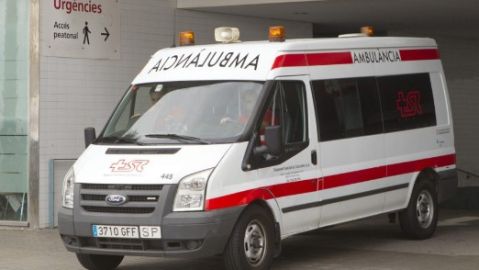 Ambulancia saliendo del hospital