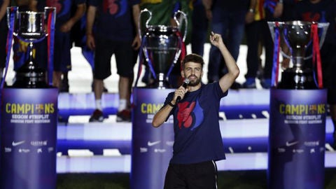 Gerard Piqu&eacute; celebrando el triplete de su equipo