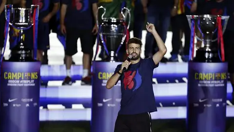 Gerard Piqué celebrando el triplete de su equipo Gerard Piqué celebrando el triplete de su equipo