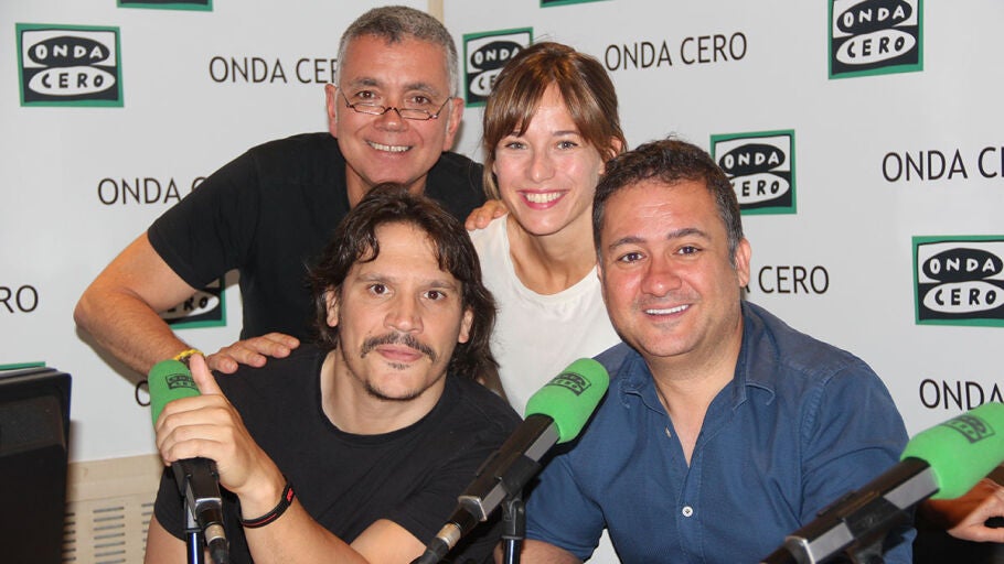 Juan Ram&oacute;n Lucas con los protagonistas de 'Hablar'