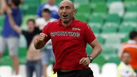 Abelardo celebra el ascenso del Sporting Abelardo celebra el ascenso del Sporting