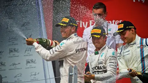Hamilton celebra su victoria en el GP de Canadá Hamilton celebra su victoria en el GP de Canadá