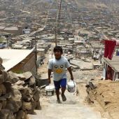 Niño cargando agua en Perú - Contraparte
