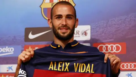 Aleix Vidal presentado como jugador del F.C Barcelona Aleix Vidal presentado como jugador del F.C Barcelona