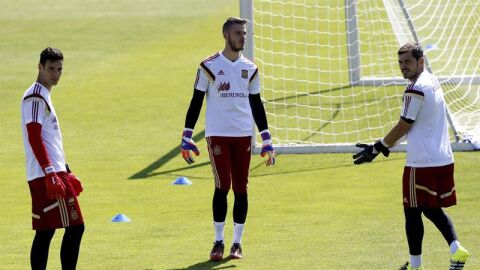 Sergio Rico junto a Degea y Casillas en un entrenamiento