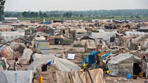 Una vista del campamento para personas desplazadas internamente (PDI) en el Aeropuerto M'poko en Bangui, capital de la Rep&uacute;blica Centroafricana.