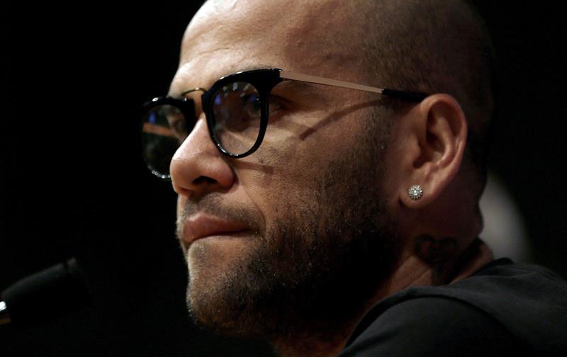 Dani Alves: "La gente me valora y me impulsaron a quedarme" Dani Alves: "La gente me valora y me impulsaron a quedarme"