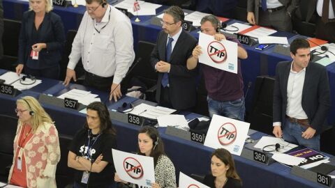 Protesta en el Parlamento Europeo contra el TTIP