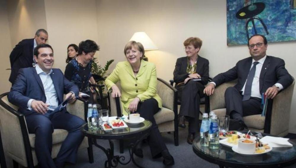 Tsipras, con Merkel y Hollande en una reunión