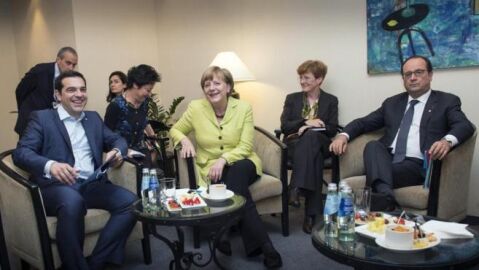 Tsipras, con Merkel y Hollande en una reuni&oacute;n