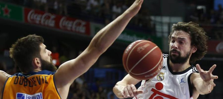 Sergio Llull pasando un balón Sergio Llull pasando un balón