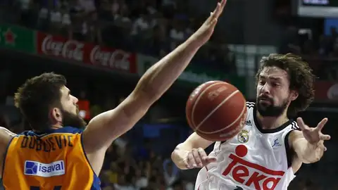 Sergio Llull pasando un balón Sergio Llull pasando un balón