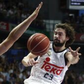 Sergio Llull pasando un balón 