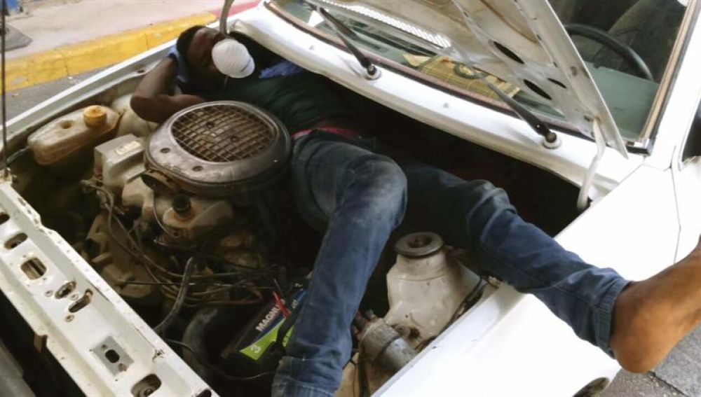 Inmigrante en el interior del motor de un coche (Archivo)