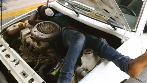 Inmigrante en el interior del motor de un coche (Archivo) Inmigrante en el interior del motor de un coche (Archivo)