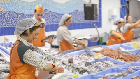 Trabajadores en la pescader&iacute;a de Mercadona