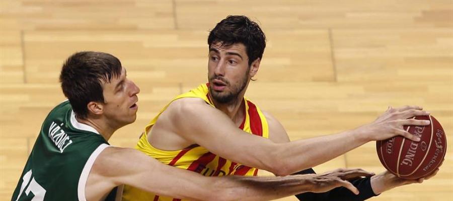 Ante Tomic aguanta el balón delante de Fran Vázquez Ante Tomic aguanta el balón delante de Fran Vázquez