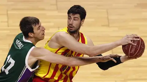 Ante Tomic aguanta el balón delante de Fran Vázquez Ante Tomic aguanta el balón delante de Fran Vázquez