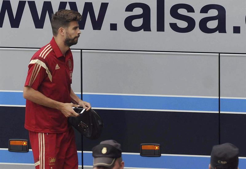 Piqué recibe una gran pitada y Casillas se lleva la ovación de la afición Piqué recibe una gran pitada y Casillas se lleva la ovación de la afición