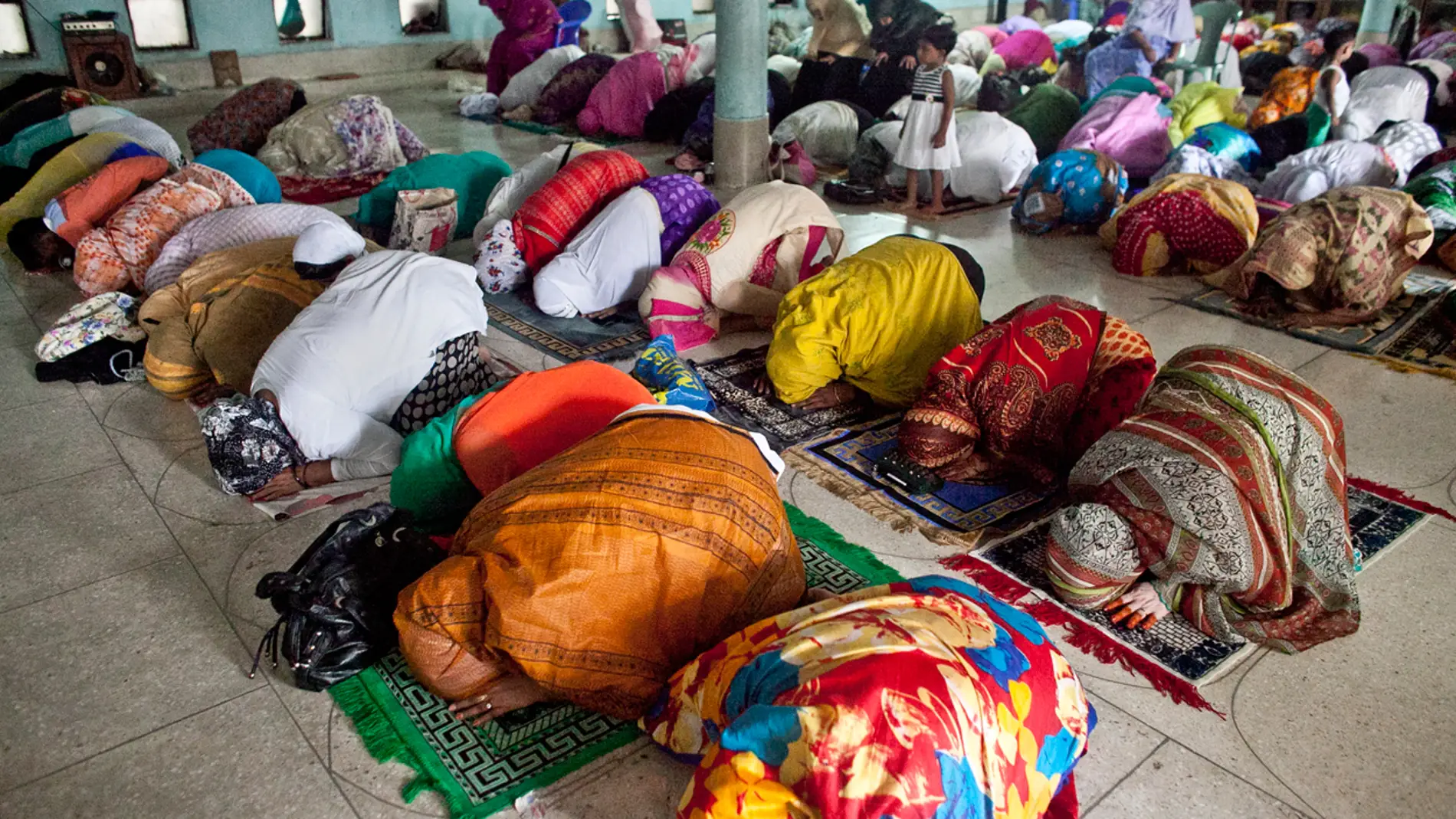 Mujeres rezan en celebración del Ramadán