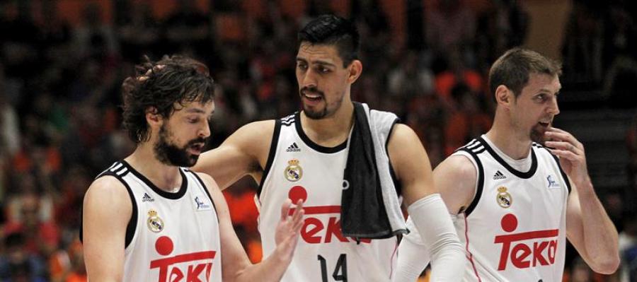 Sergio Llull, Gustavo Ayón y Nocioni al terminar el partido frente al Valencia Sergio Llull, Gustavo Ayón y Nocioni al terminar el partido frente al Valencia