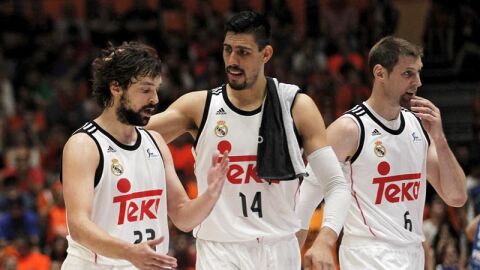 Sergio Llull, Gustavo Ay&oacute;n y Nocioni al terminar el partido frente al Valencia