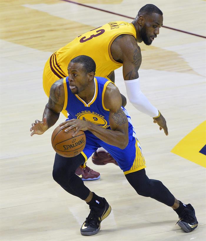 Iguodala y Curry desmontan a los Cavaliers y empatan la final Iguodala y Curry desmontan a los Cavaliers y empatan la final