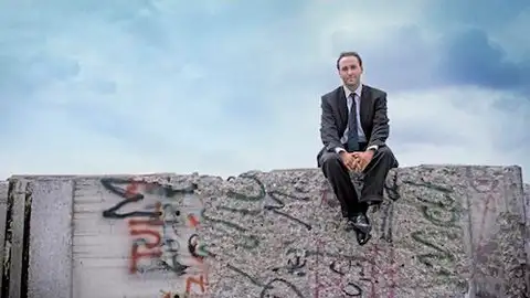 Manuel Romero sobre un trozo del muro de Berlín Manuel Romero sobre un trozo del muro de Berlín