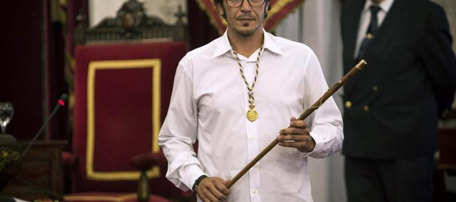 El nuevo alcalde de Cádiz, José María González Santos "Kichi", tras tomar posesión de su cargo. El nuevo alcalde de Cádiz, José María González Santos "Kichi", tras tomar posesión de su cargo.