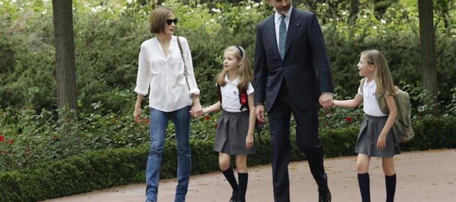 El Rey Felipe VI recibido en el Palacio de la Zarzuela por la reina Letizia y sus hijas Leonor y Sofía a su regreso de Aquisgrán El Rey Felipe VI recibido en el Palacio de la Zarzuela por la reina Letizia y sus hijas Leonor y Sofía a su regreso de Aquisgrán