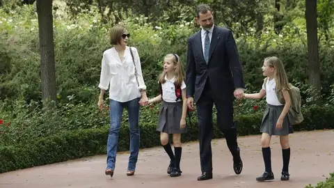 El Rey Felipe VI recibido en el Palacio de la Zarzuela por la reina Letizia y sus hijas Leonor y Sofía a su regreso de Aquisgrán El Rey Felipe VI recibido en el Palacio de la Zarzuela por la reina Letizia y sus hijas Leonor y Sofía a su regreso de Aquisgrán