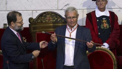 Joan Rib&oacute;, de Comprom&iacute;s, sostiene el bast&oacute;n de mando tras ser elegido alcalde de Valencia 