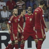 España celebra el gol de Silva ante Bielorrusia