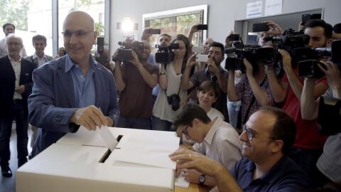 El lider de Uni&ograve;, Josep Antoni Duran Lleida, deposita su voto