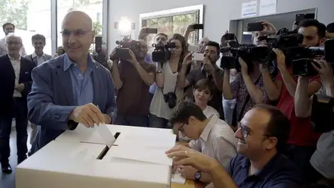 El lider de Uniò, Josep Antoni Duran Lleida, deposita su voto El lider de Uniò, Josep Antoni Duran Lleida, deposita su voto
