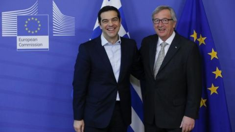 Los presidentes Jean-Claude Juncker, de la Comisi&oacute;n Europea, y Alexis Tsipras, de Grecia, en abril en Bruselas