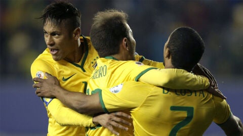 Brasil celebra el gol de la victoria ante Per&uacute;