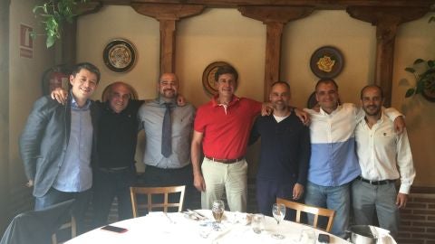 Cayetano Mart&iacute;nez de Irujo con el equipo de Onda deportiva