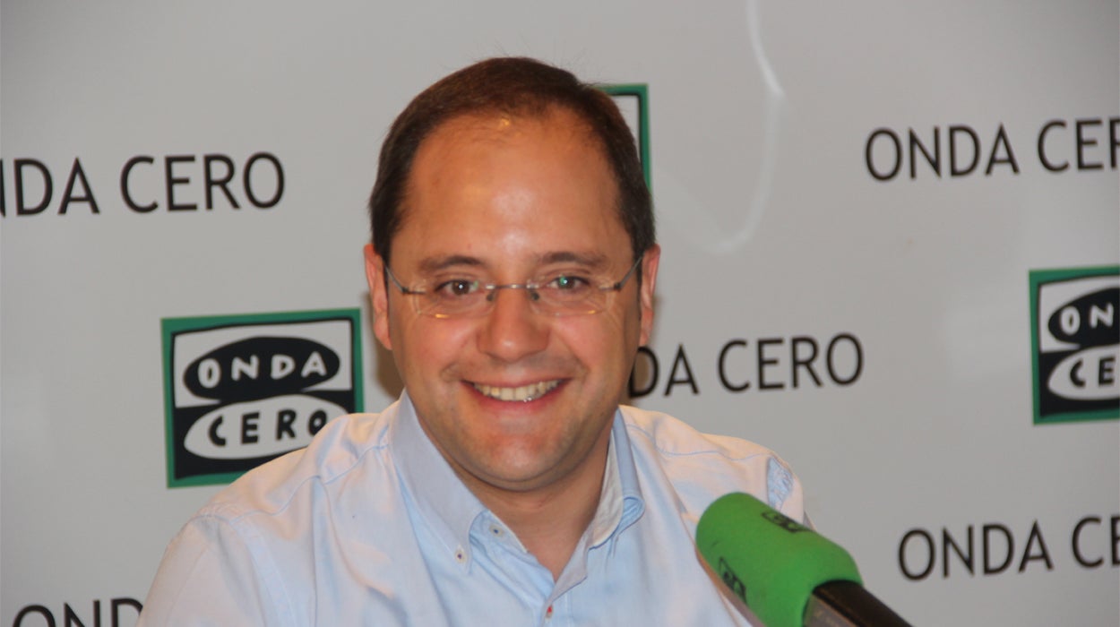 César Luena: "Apoyaremos a De Guindos en el Eurogrupo aunque tenga políticas equivocadas" César Luena: "Apoyaremos a De Guindos en el Eurogrupo aunque tenga políticas equivocadas"