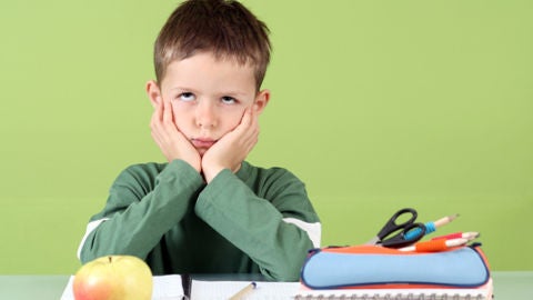 Ni&ntilde;o studiando
