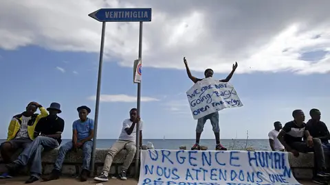 inmigrantes Inmigrantes en la frontera de Francia con Italia
